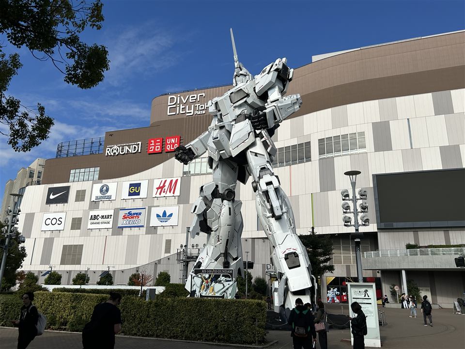 The life-size Unicorn Gundam statue outside DiverCity Tokyo Plaza in Odaiba